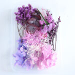 Boeket van 8 verschillende bloemen in roze voor harssieraden en decoratie