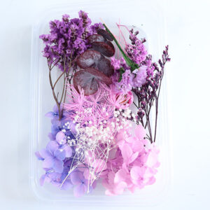 Boeket van 8 verschillende bloemen in roze voor harssieraden en decoratie