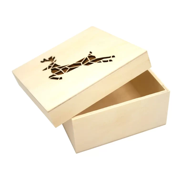 Houten doos met lasersnijwerk origami rendiermotief, afmetingen 11,3 x 11,3 x 5 cm.