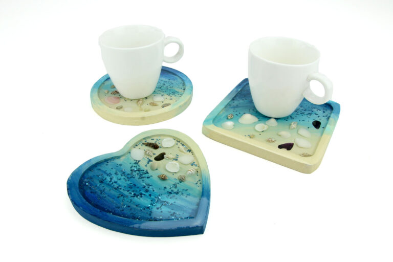 Set van 4 ronde houten onderzetters, diameter 11 cm.