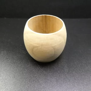 Houten servetring, afmetingen 5 x 4 cm.