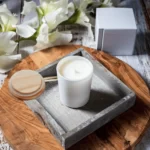 Wit glazen pot met houten deksel