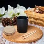 Zwart glazen pot met houten dekselGlazen kaarsenhouders